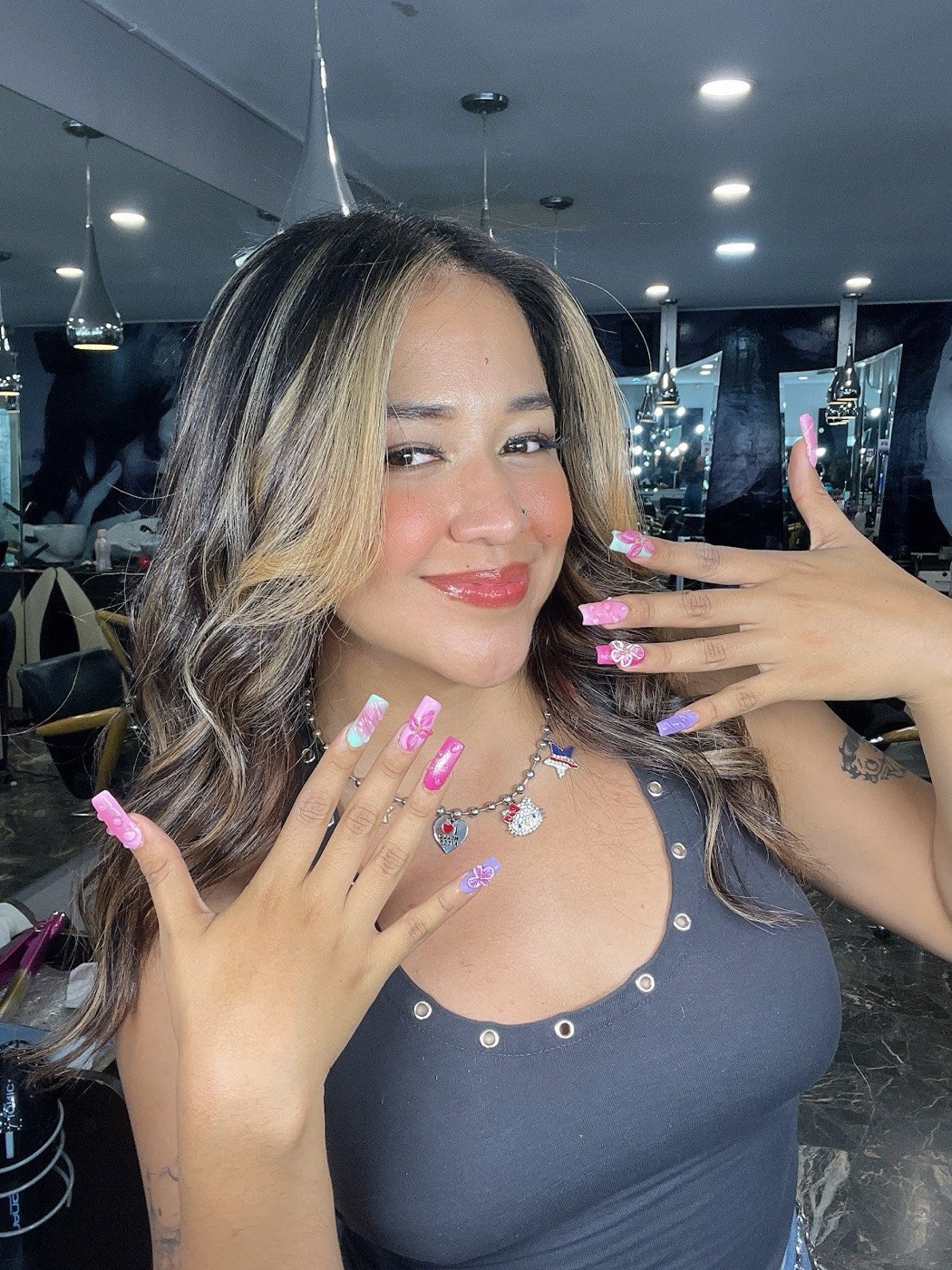 Clienta con ondas y uñas recién hechas