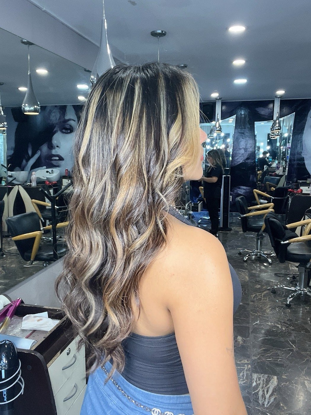 Ondas con mechas rubias hechas en el salón
