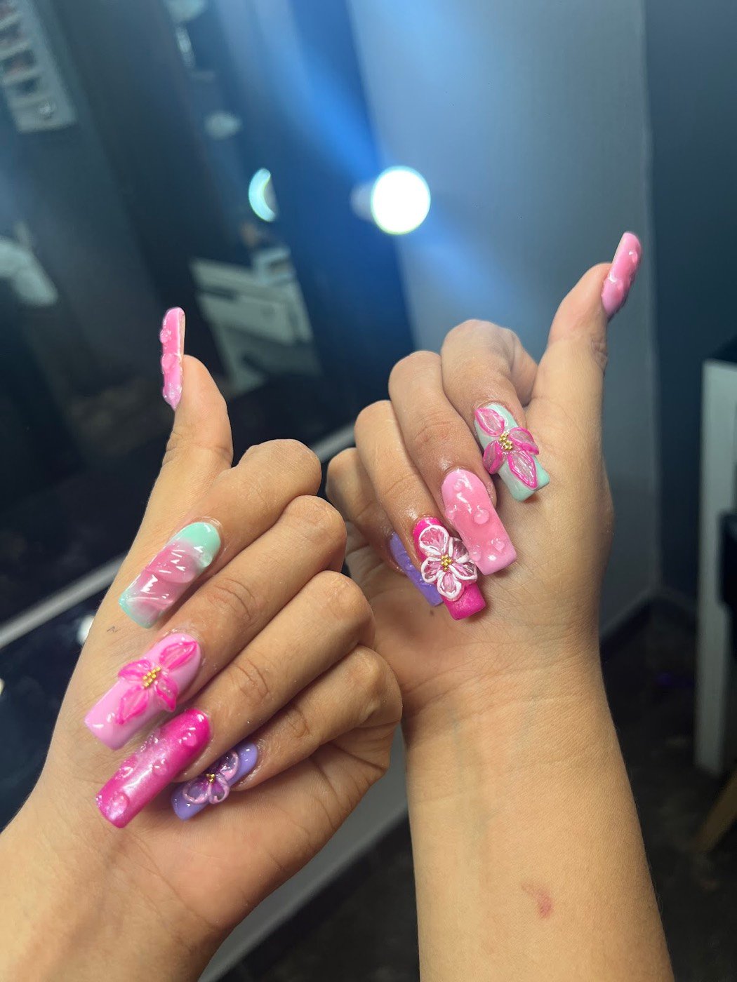 Uñas largas con diseño rosa